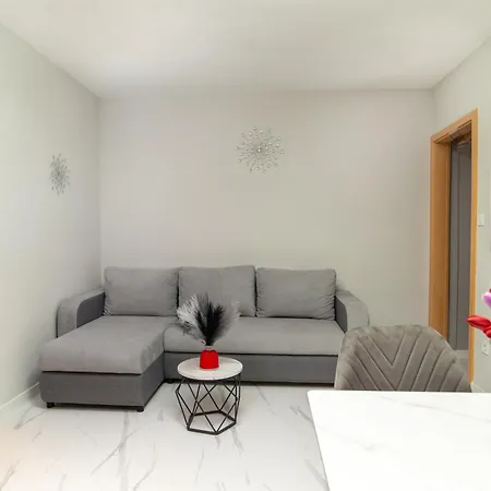 Balcsi Apartment *